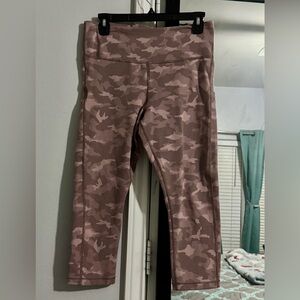 ❤️❤️EUC Athleta❤️❤️Salutation Stash 7/8 tights in pink camo size L